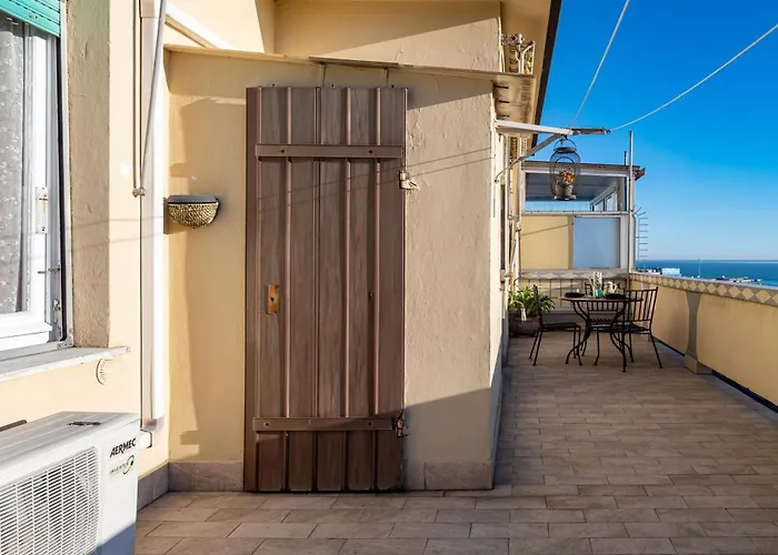 Guesthost - The Sailor's Terrace - Cozy Apt! *