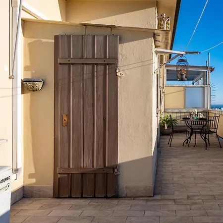 The Sailor's Terrace - Cozy Apt! *
